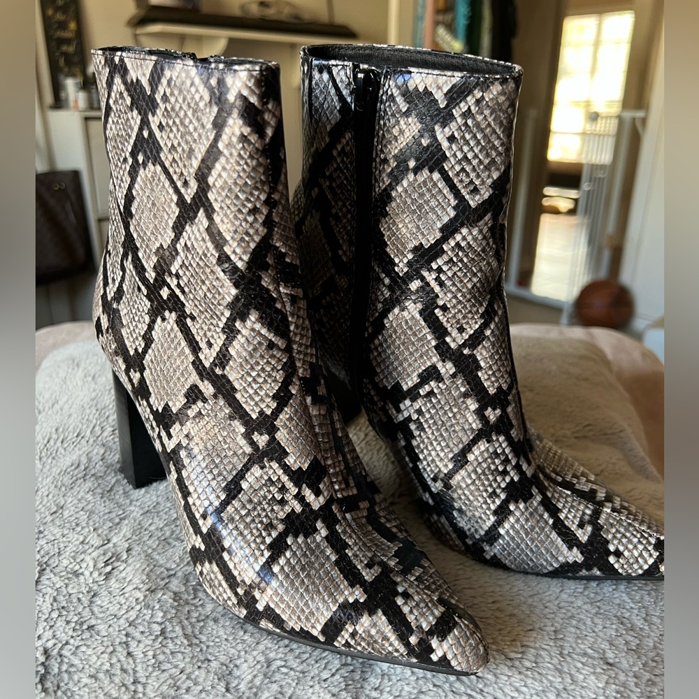 JEFFREY CAMPBELL RAVEN GENUINE LEATHER BLACK PYTHON BOOTS - LIKE NEW! - Picture 2 of 10